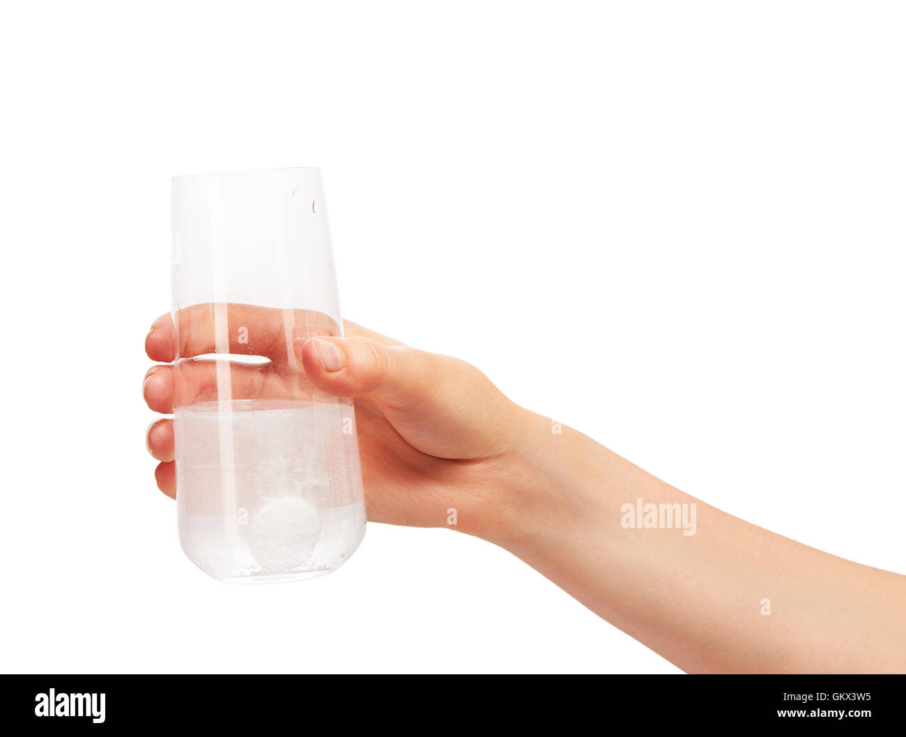 Nahaufnahme von weiblicher Hand hält sauber transparent Trinkglas mit großen weißen runden Brausetablette in Wasser auflösen Stockfoto