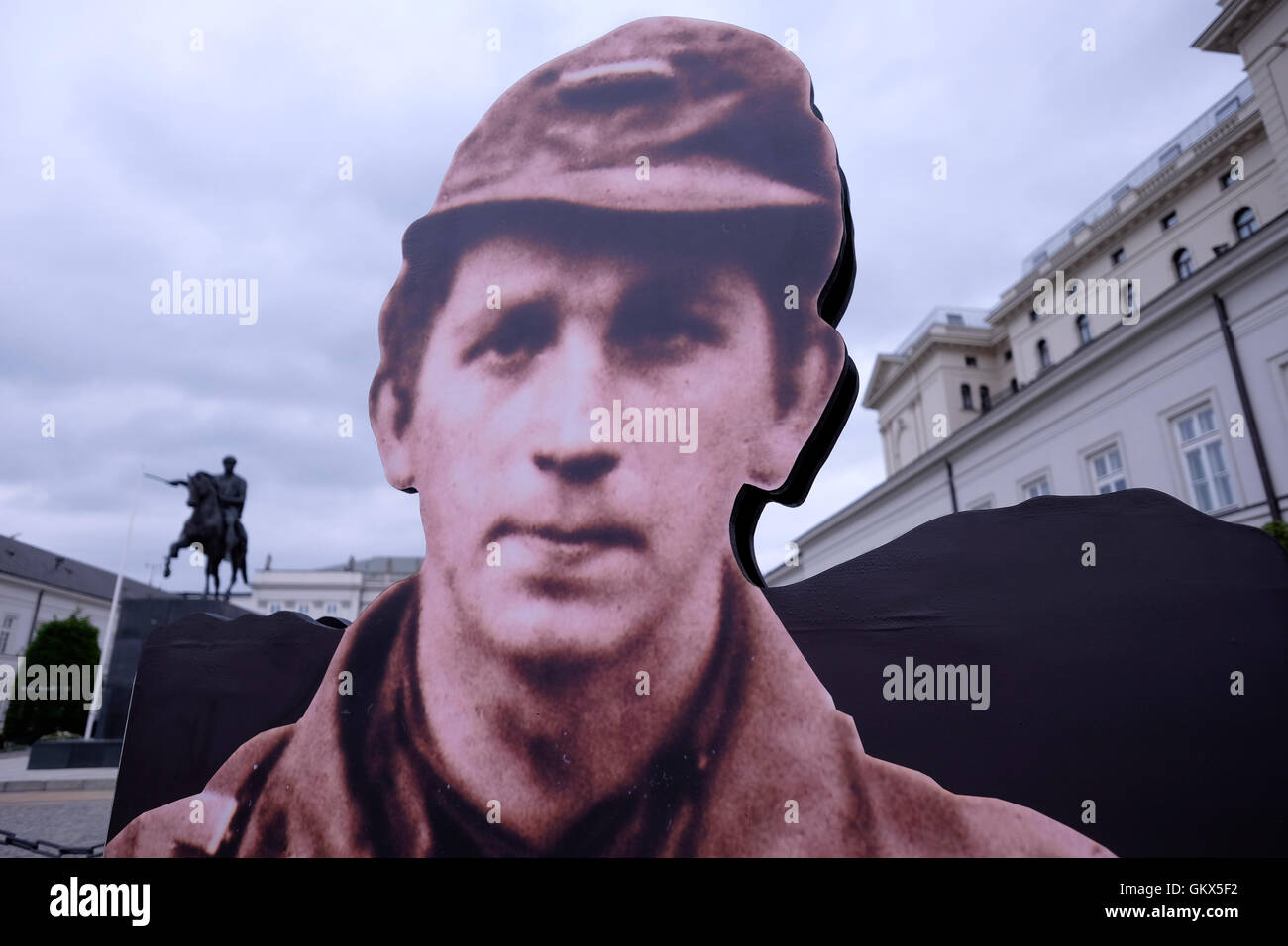 Karton Abbildung Darstellung WW2 polnische Soldaten vor dem Präsidentenpalast in Warschau Krakowskie Przedmiescie Straße Stockfoto