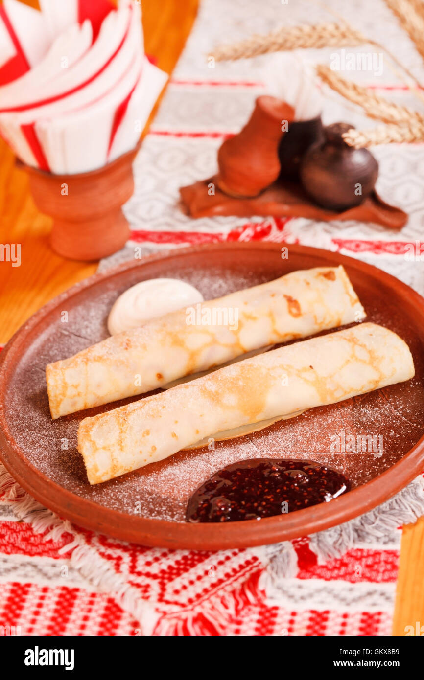 Pfannkuchen mit Marmelade und Sahne Stockfoto