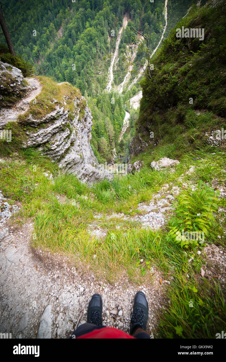 Ein Mann über tiefe Leere in den Julischen Alpen in Slowenien Stockfoto