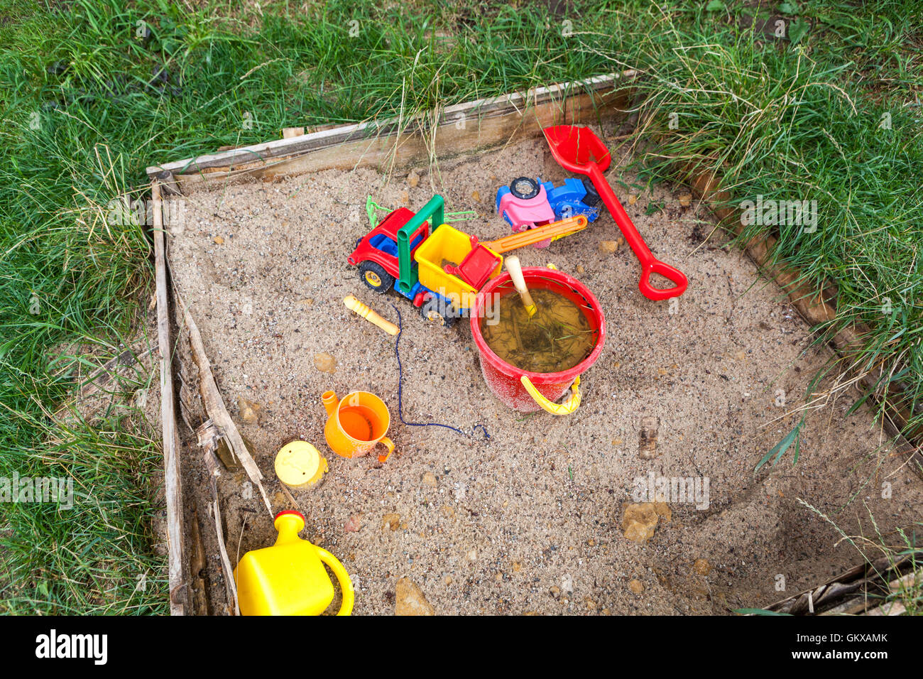 Kinderspielplatz Spielzeug in einem Sandkasten Stockfoto
