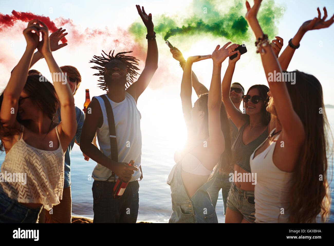 Gruppe von Jugendlichen tanzen am Strand Stockfoto