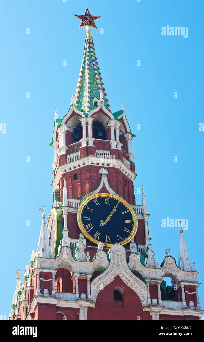 Schlagende Uhr auf dem Spasski-Turm des Moskauer Kremls Stockfoto
