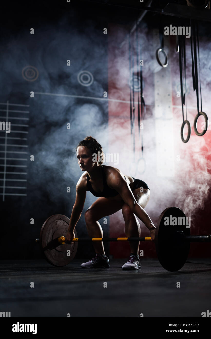 Starke weibliche Gewichtheben im Sportclub Stockfoto