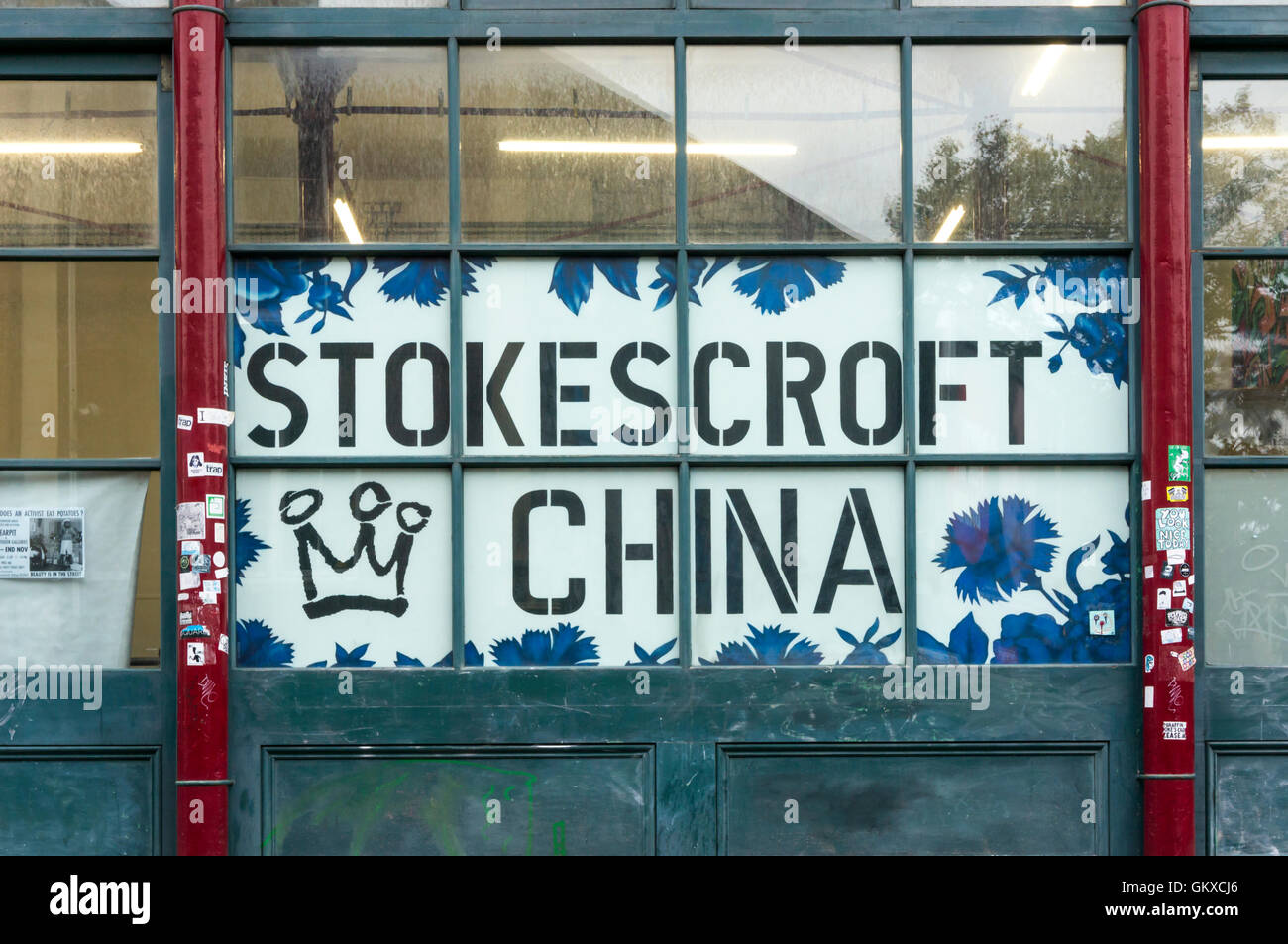 Ein Zeichen für Stokes Croft China im Fenster der alten Jamaika St. Carriageworks im Bereich Stokes Croft von Bristol. Stockfoto