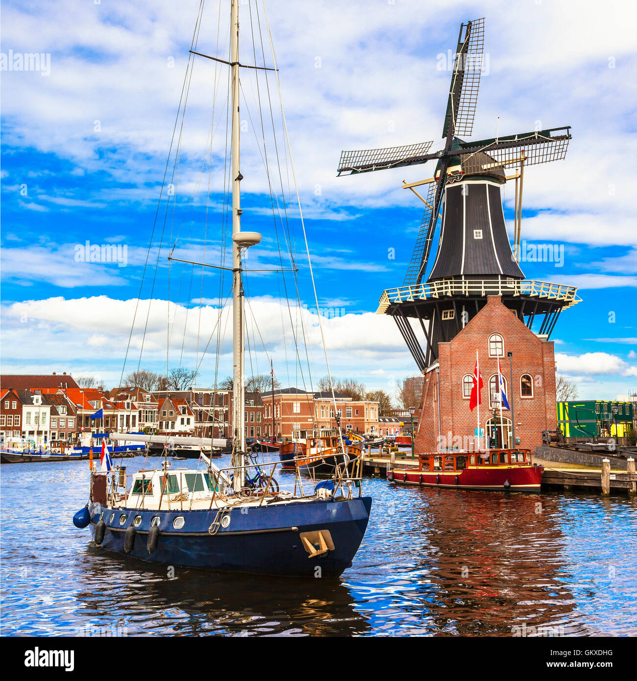Traditionelle Holland - Windmühle von Harlem, Kanal mit Segelboot Stockfoto