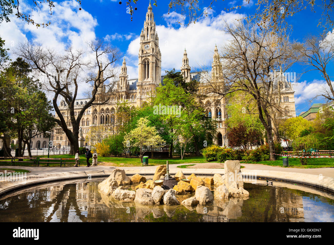 Schöne elegante Wien. Blick auf Rathaus und schönen Park, Österreich Stockfoto