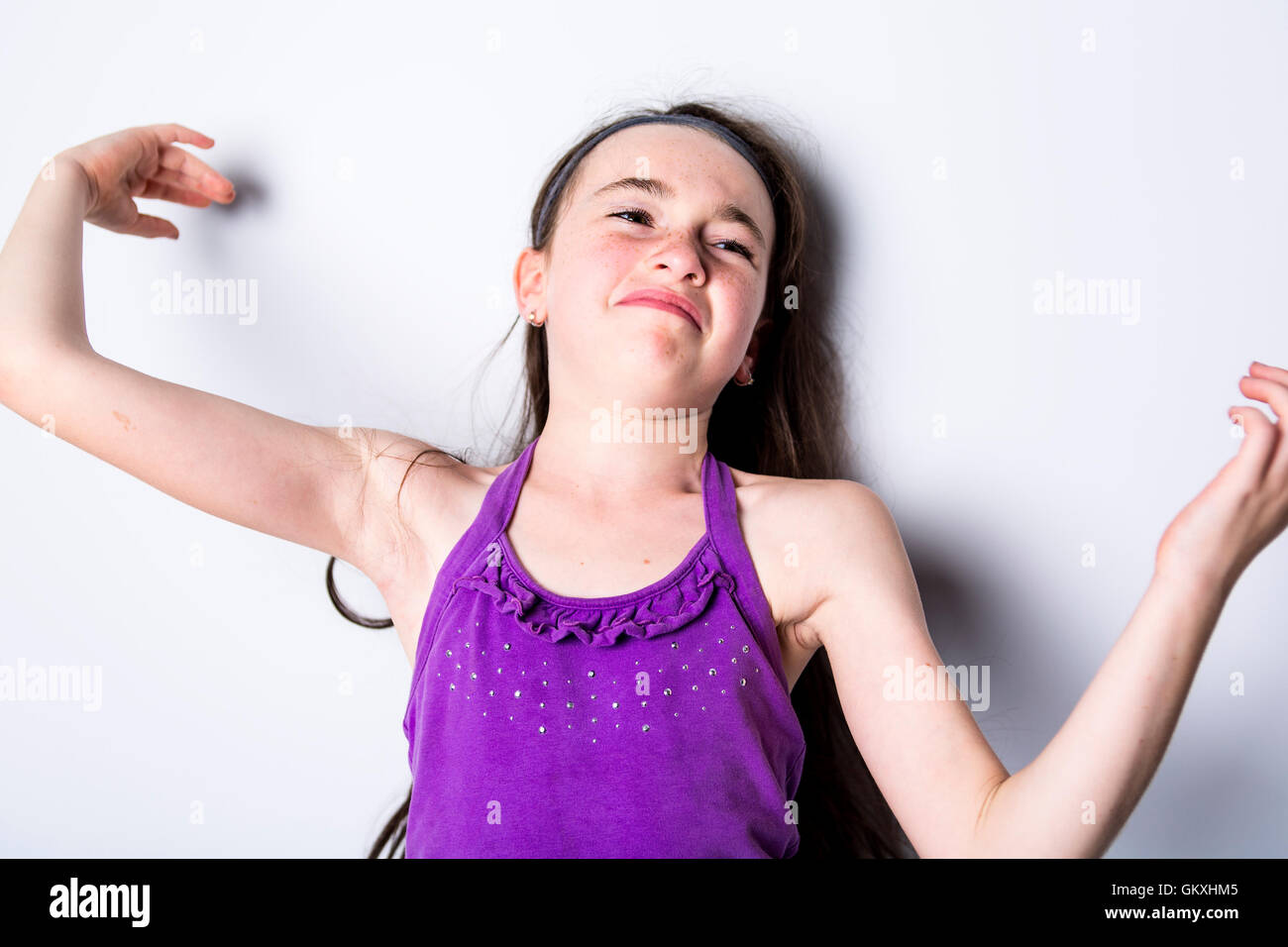 Unglückliche Mädchen auf graue Studio-Hintergrund Stockfoto