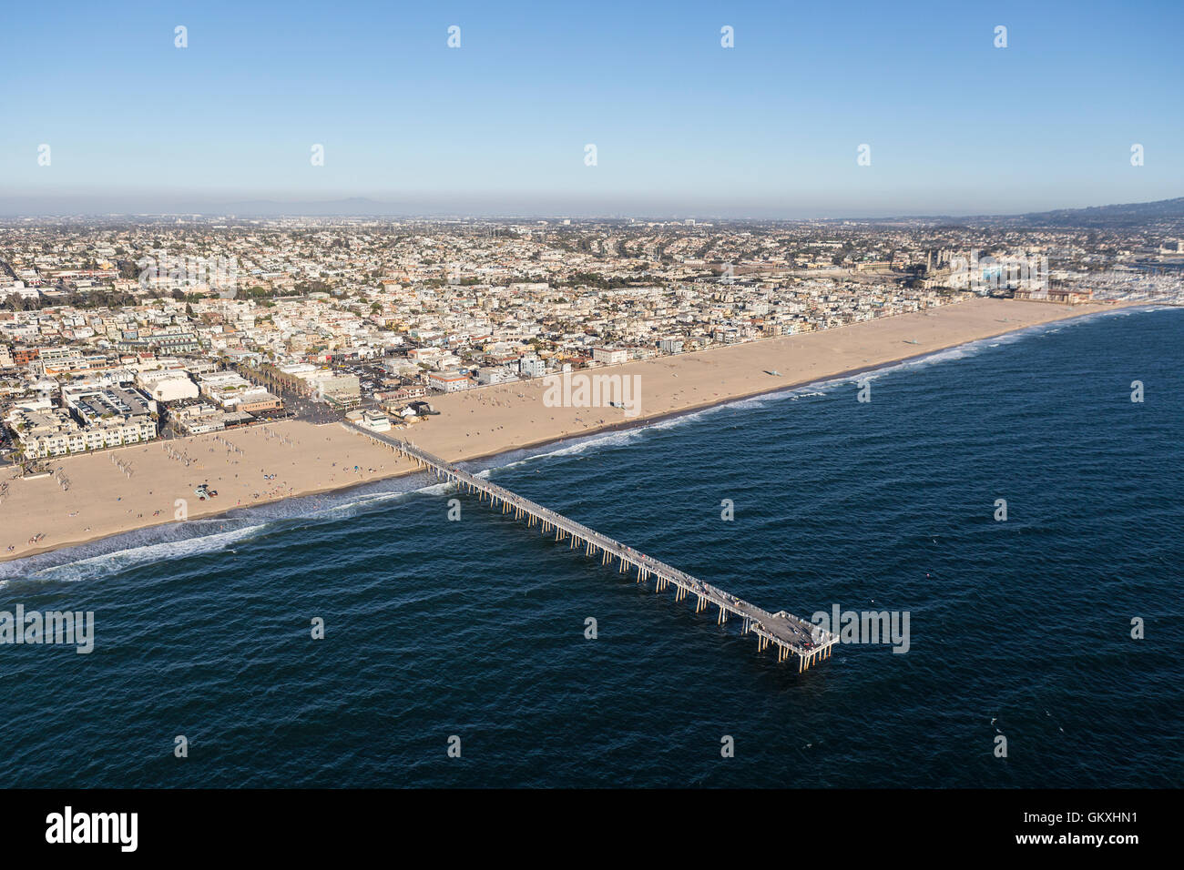 Luftaufnahme von Hermosa Beach Pier und dem Pazifischen Ozean in Südkalifornien. Stockfoto