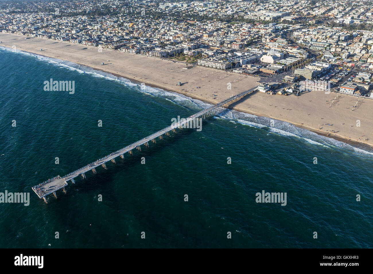 Am Nachmittag Luftaufnahme von Hermosa Beach Pier, Sand und Meer in der Nähe von Los Angeles in Südkalifornien. Stockfoto