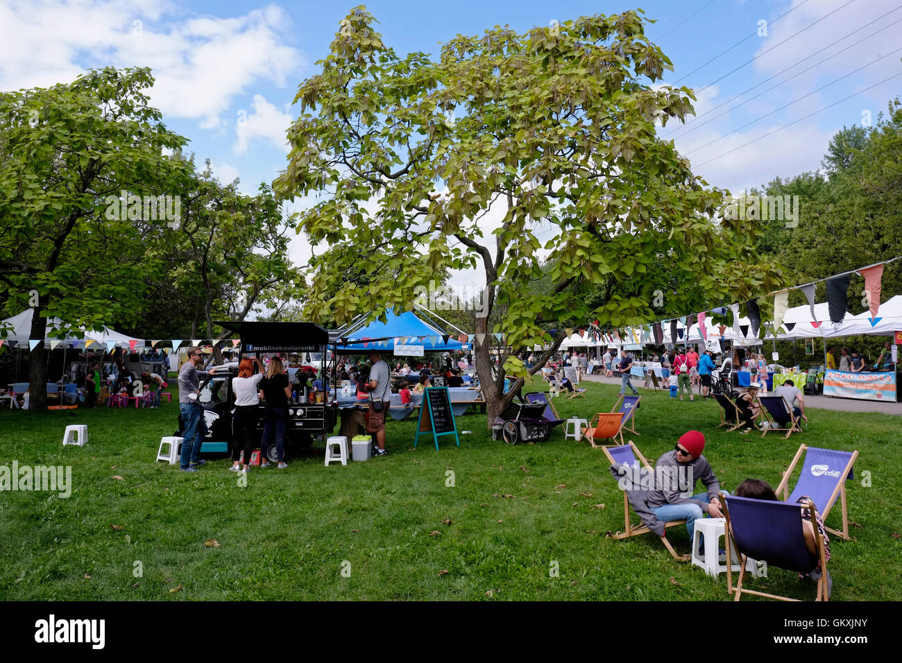 Menschen kaufen Lebensmittel von Anbietern und Sitzen beim Frühstück Markt Targ Sniadaniowy ist ein Bauern- und Ready-made Food Market, Sonntags in der Nachbarschaft Park Żoliborz in der Stadt Warschau, Polen Stockfoto