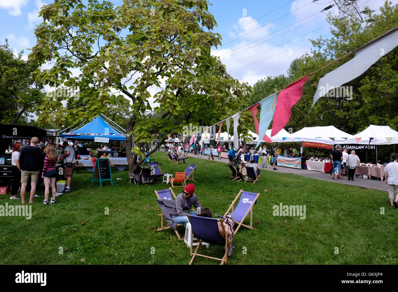 Menschen kaufen Lebensmittel von Anbietern und Sitzen beim Frühstück Markt Targ Sniadaniowy ist ein Bauern- und Ready-made Food Market, Sonntags in der Nachbarschaft Park Żoliborz in der Stadt Warschau, Polen Stockfoto