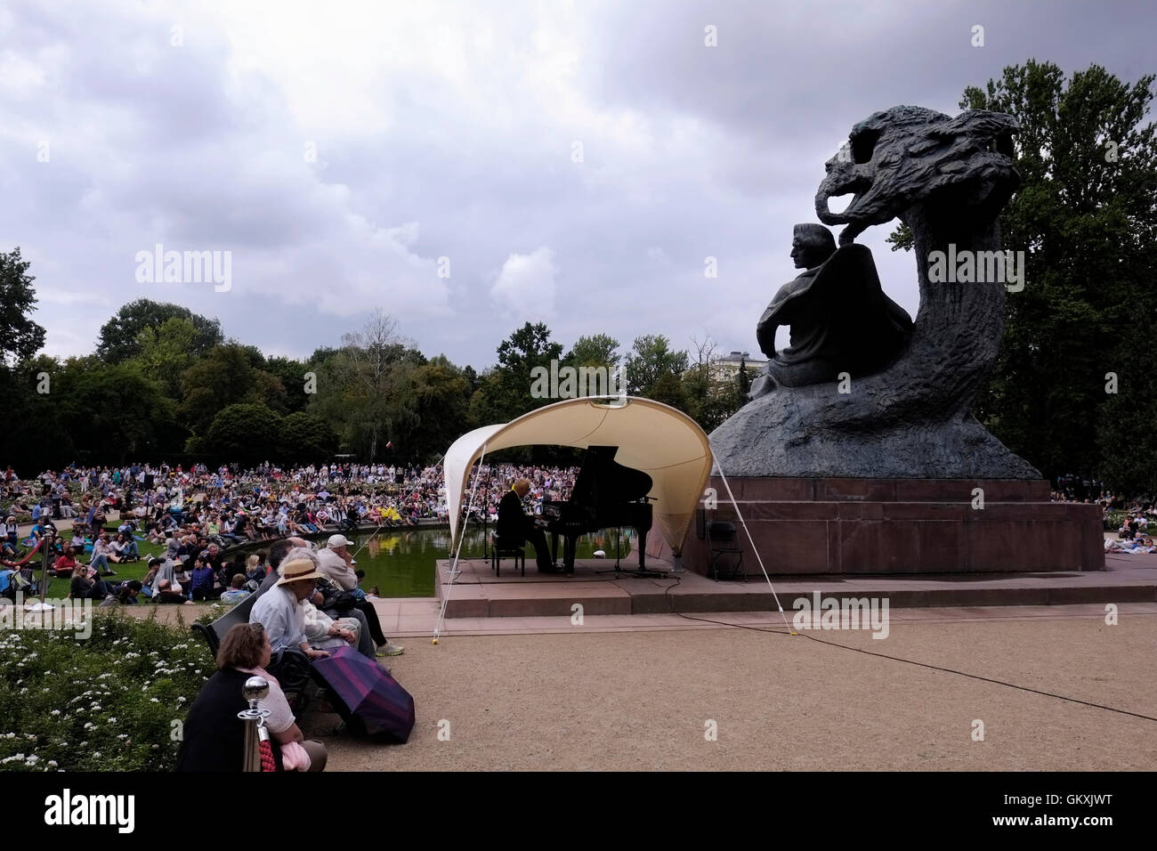 Ein Pianist spielt das Klavier während Fryderyk Chopin open Air Musikkonzert im Lazienki-Park in Warschau. Eingang-Gratis-Konzert statt findet am Fuße des Denkmals an den Komponisten Chopin für 49 Jahre. Stockfoto