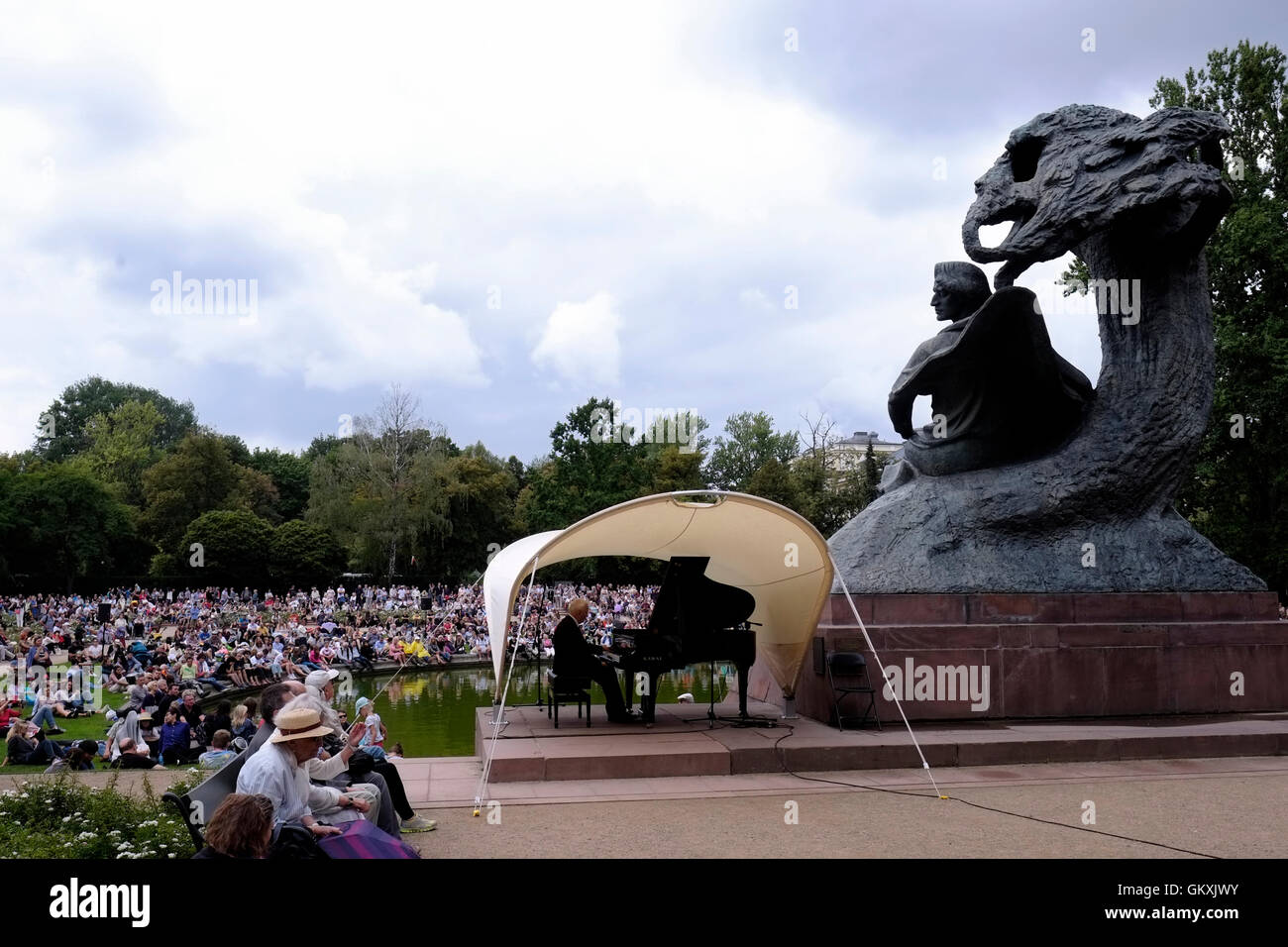 Ein Pianist spielt das Klavier während Fryderyk Chopin open Air Musikkonzert im Lazienki-Park in Warschau. Eingang-Gratis-Konzert statt findet am Fuße des Denkmals an den Komponisten Chopin für 49 Jahre. Stockfoto