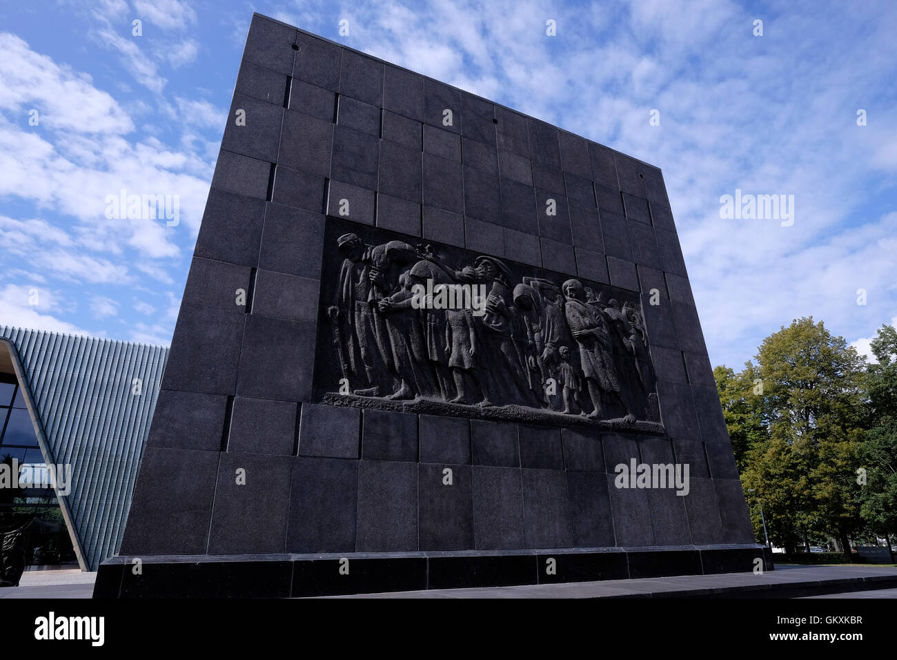 Blick auf die Ostseite des Ghetto-Helden-Denkmal von Nathan Rapoport zum Gedenken an den Aufstand im Warschauer Ghetto 1943 während des zweiten Weltkrieges befindet sich in der Gegend, die früher ein Teil des Warschauer Ghettos vor der Polin Museum der Geschichte der polnischen Juden in Warschau Polen Stockfoto