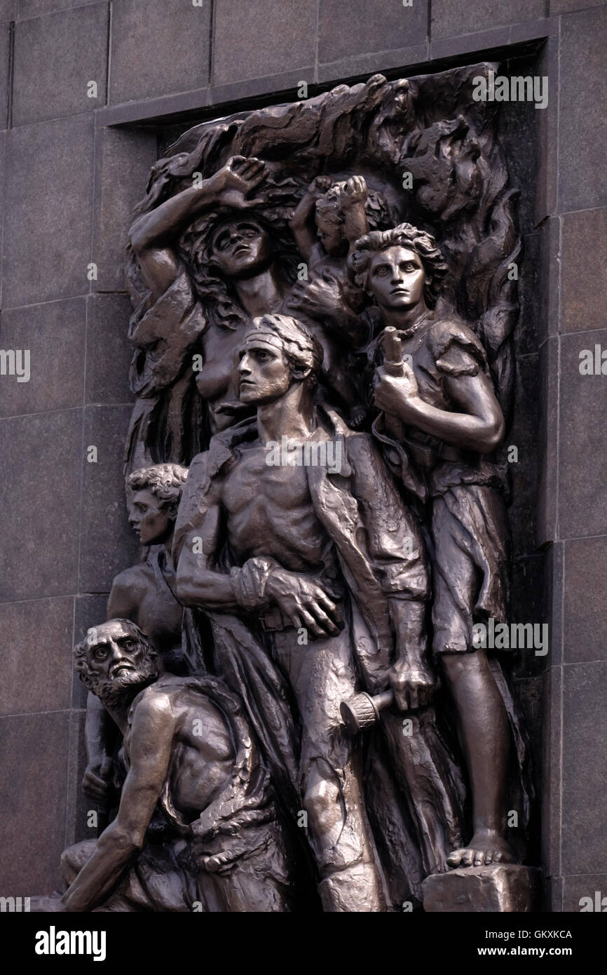 Blick auf die Westseite des Ghetto-Helden-Denkmal von Nathan Rapoport zum Gedenken an den Aufstand im Warschauer Ghetto 1943 während des zweiten Weltkrieges befindet sich in der Gegend, die früher ein Teil des Warschauer Ghettos vor der Polin Museum der Geschichte der polnischen Juden in Warschau Polen Stockfoto