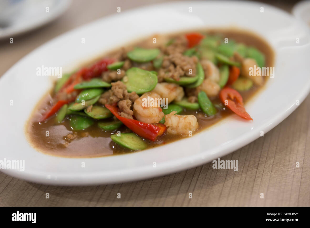 gehacktem Schweinefleisch unter Rühren braten mit Park und Chili - Thai-Küche Stockfoto