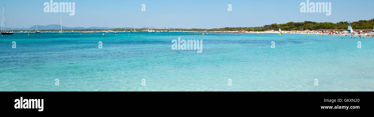 Schöner Strand mit weißem Sand und türkisfarbenem Meer, Querformat. Es Trenc Strand von Palma De Mallorca, Spanien. Stockfoto