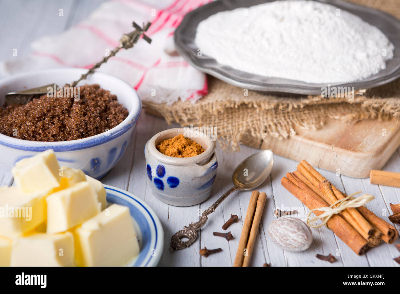 Alle Zutaten für 'Pepernoten' oder 'Kruidnoten', eine holländische Delikatesse für niederländische Urlaub "Sinterklaas". Stockfoto