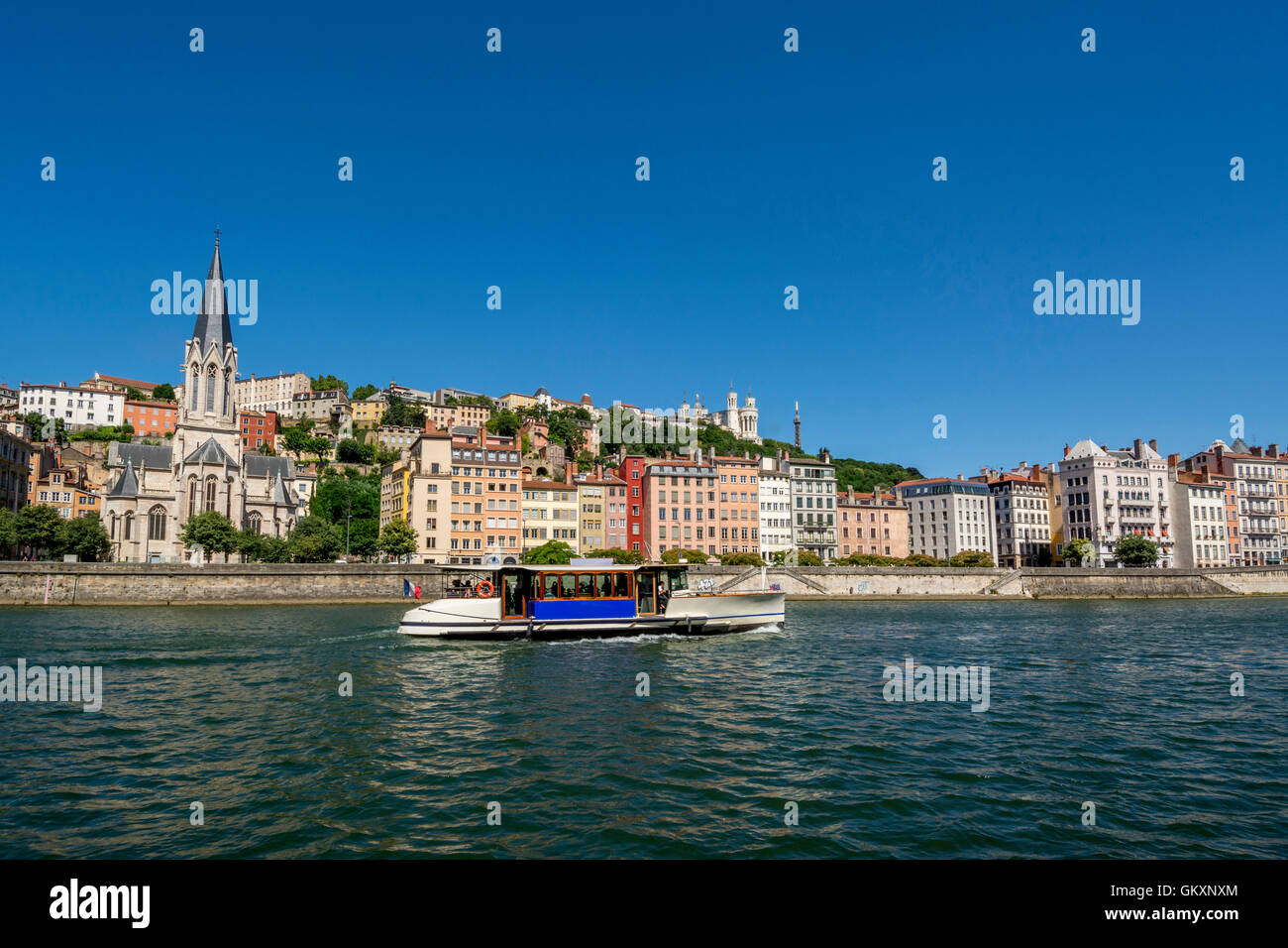 Lyon. Quai Fulchiron und Kirche Saint-Georges. Rhone-Abteilung. Fluss Saône. Auvergne-Rhone-Alpes. Frankreich Stockfoto