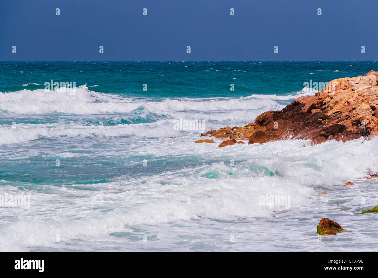 Seelandschaft mit viel Schaum, Wellen und Stein Haufen Stockfoto