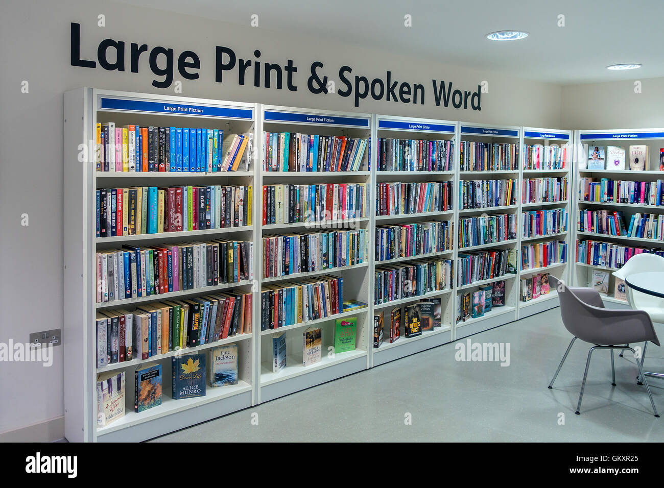 Große Bibliotheksbücher und Spoken Word-Abschnitt Stockfoto