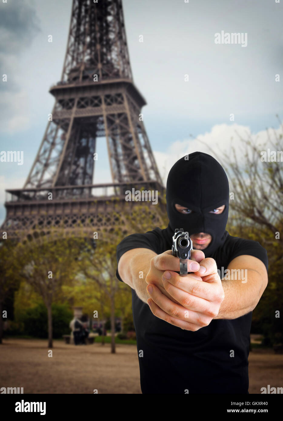 Terrorist mit Gesicht bedeckt in Paris in der Nähe des Eiffelturms Stockfoto