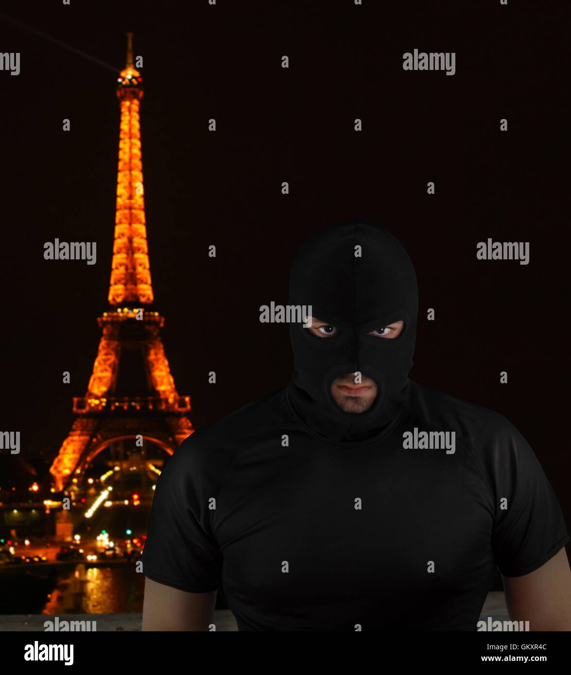 Terrorist mit Gesicht bedeckt in Paris in der Nähe des Eiffelturms Stockfoto