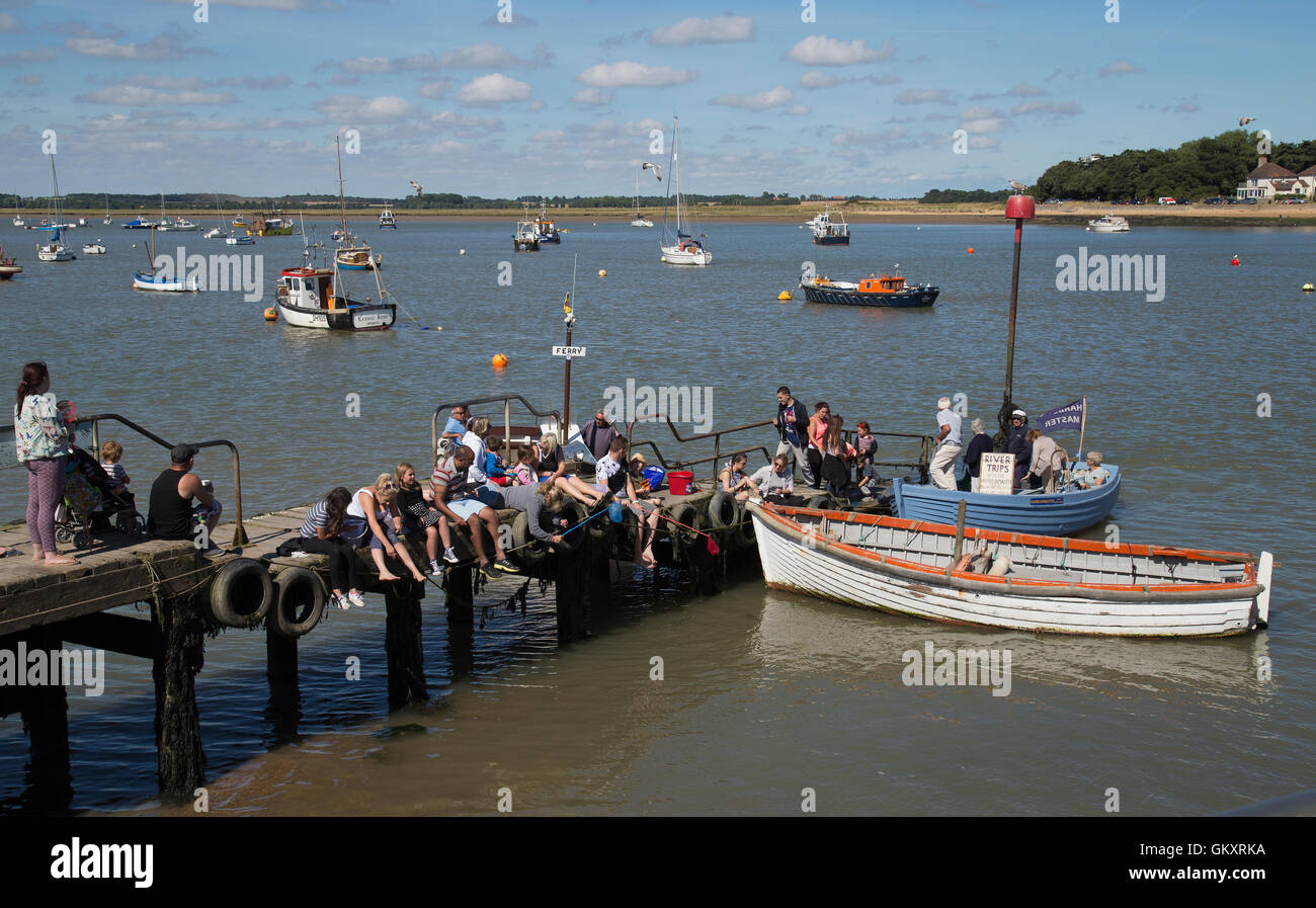 Familien Angeln und warten auf die Fähre in Bawdsey Quay in Suffolk England Stockfoto