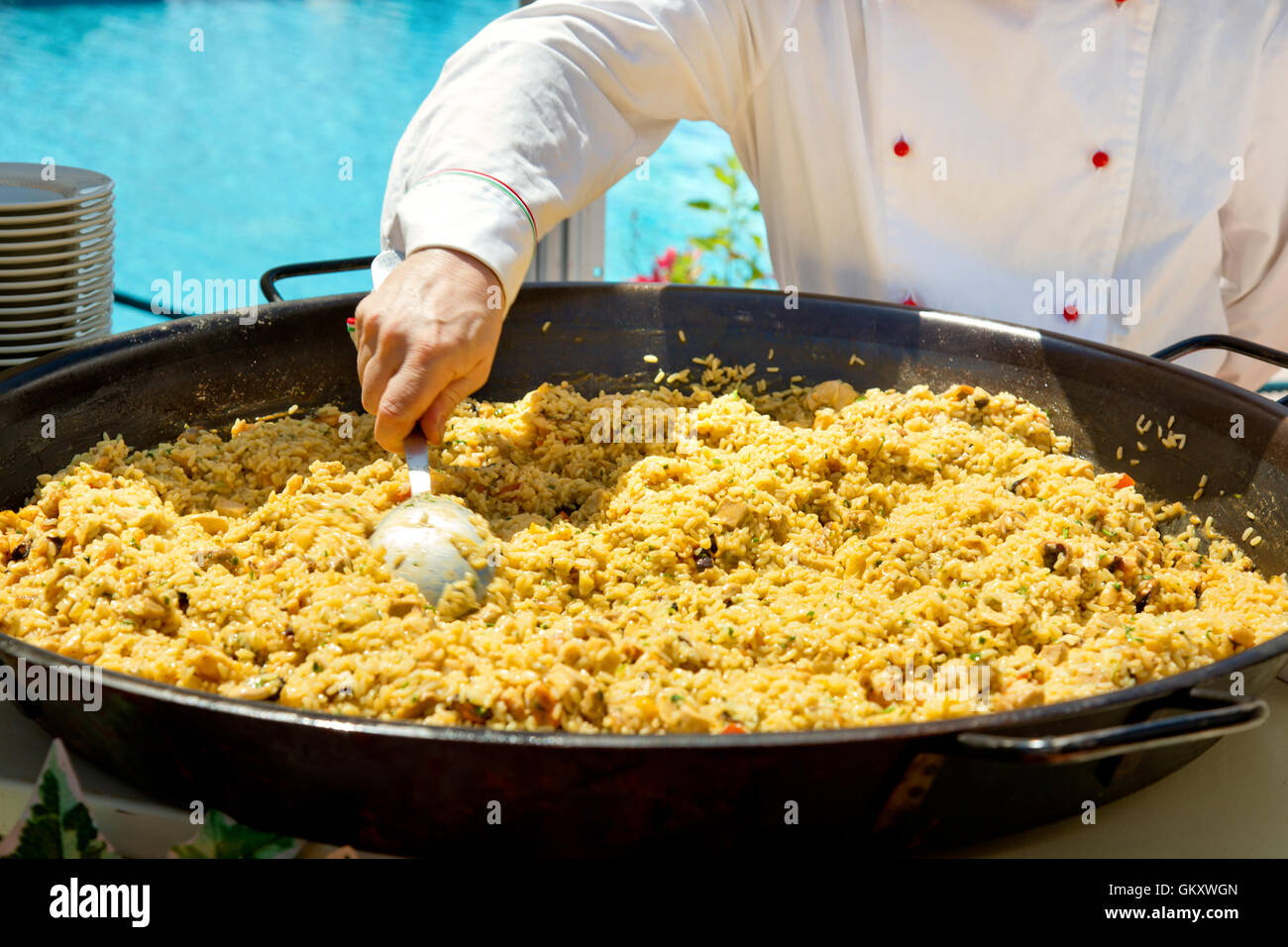 Kochen Paella in einem Outdoor-Restaurant für ein Hochzeitsbankett. Stockfoto