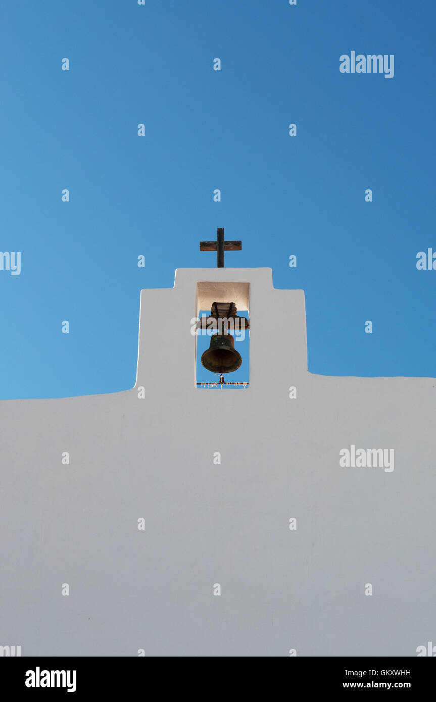 Formentera: der Glockenturm der Pfarrkirche von Pilar de la Mola Stockfoto