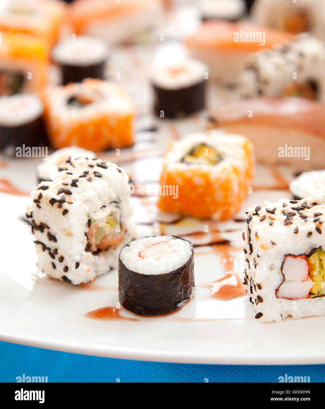 Sushi-Buffet, verschiedene Spezialitäten der japanischen Küche. Stockfoto