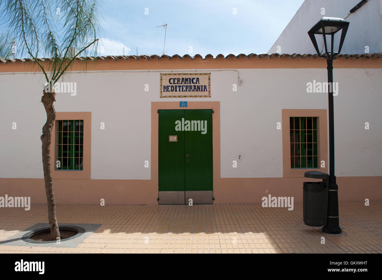 Formentera: die grüne Tür von Ceramica Mediterranea, einem berühmten Keramik Handwerk speichern in Sant Francesc Xavier Stockfoto