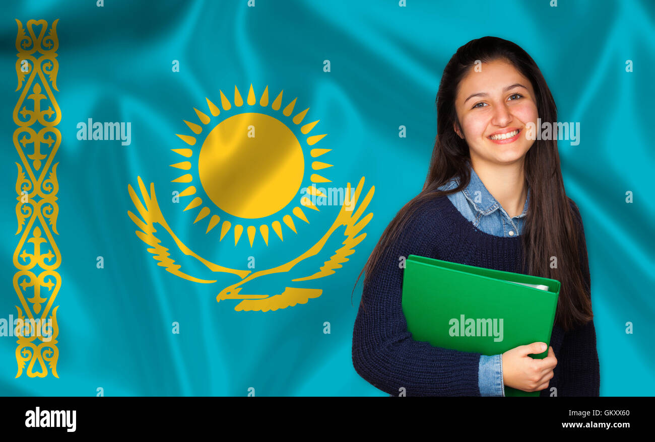 Teen Student lächelnd über kasachische Flagge. Konzept von Lehren und lernen von Fremdsprachen. Stockfoto