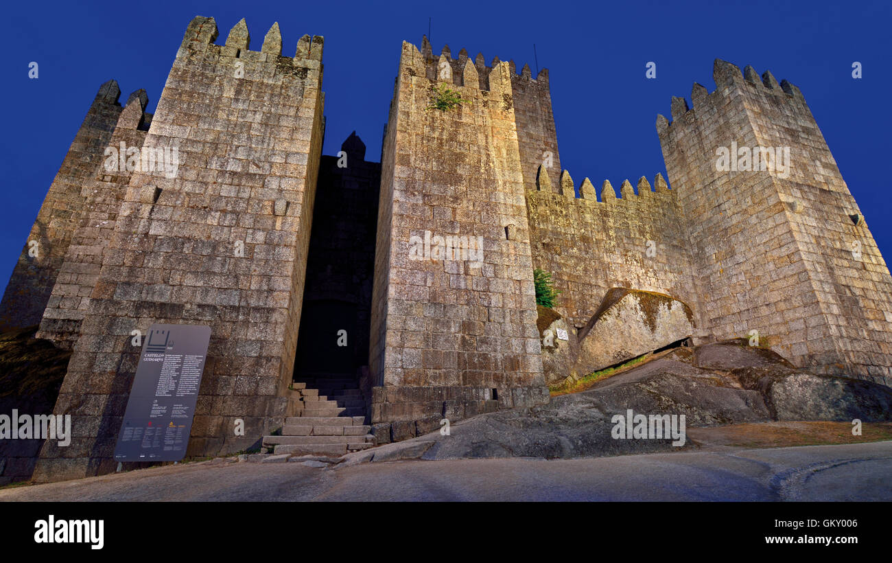 Portugal, Minho: Mittelalterliche Burg von Guimarães bei Nacht Stockfoto