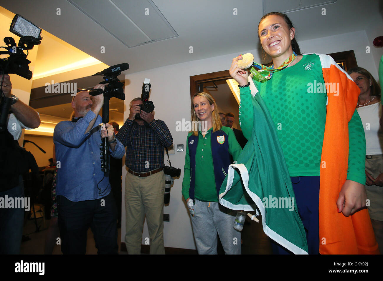 Irlands Annalise Murphy, der eine in der Frauen Laser Radial Medal Race auf die Olympischen Sommerspiele 2016 Rio Silbermedaille kommt am Flughafen Dublin. Stockfoto