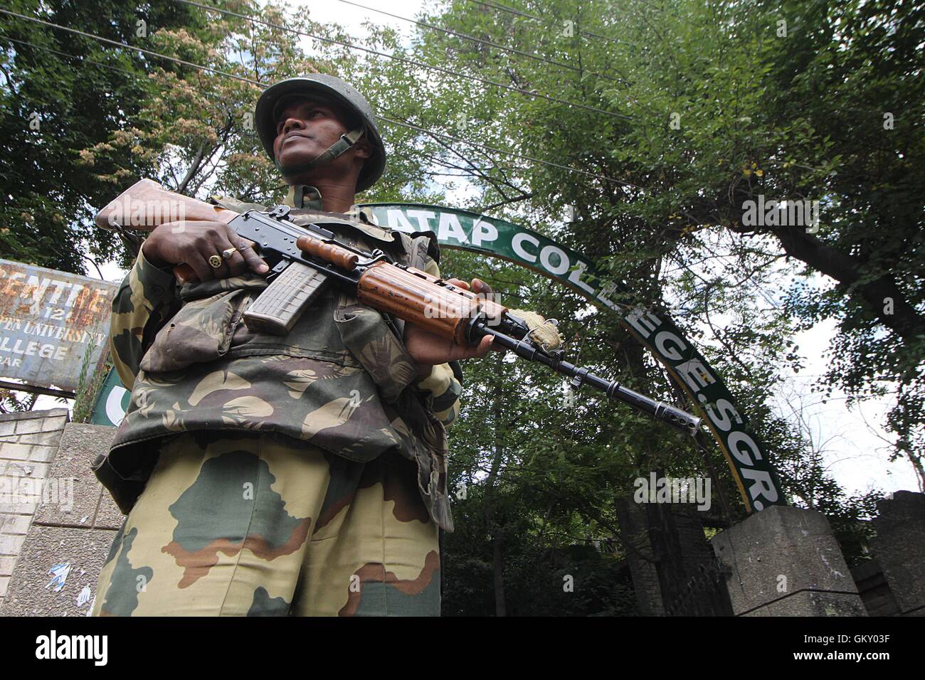 Ein Soldat der Border Security Force steht Warnung außerhalb College in Srinagar, der Sommerhauptstadt des indischen Kaschmir gesteuert. Nach zwölf Jahren ist der Border Security Force (BSF) wieder in Srinagar, der anhaltenden Unruhen einzudämmen, der nach der Ermordung von militanten Kommandant Burhan Wani ausgebrochen. © PACIFIC PRESS/Alamy Live-Nachrichten Stockfoto