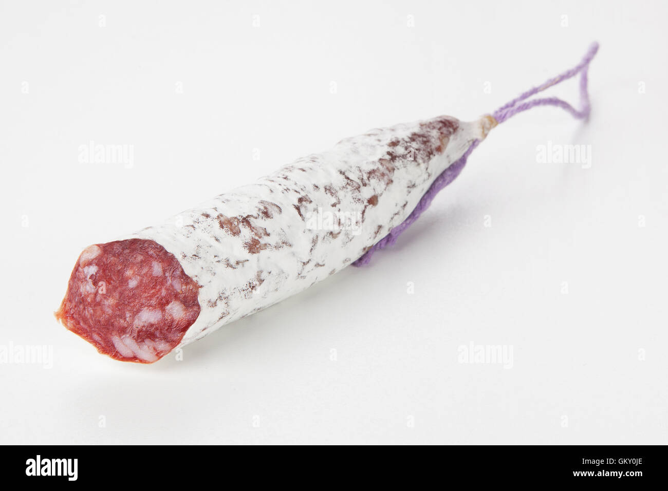 Salami auf weißem Hintergrund Stockfoto