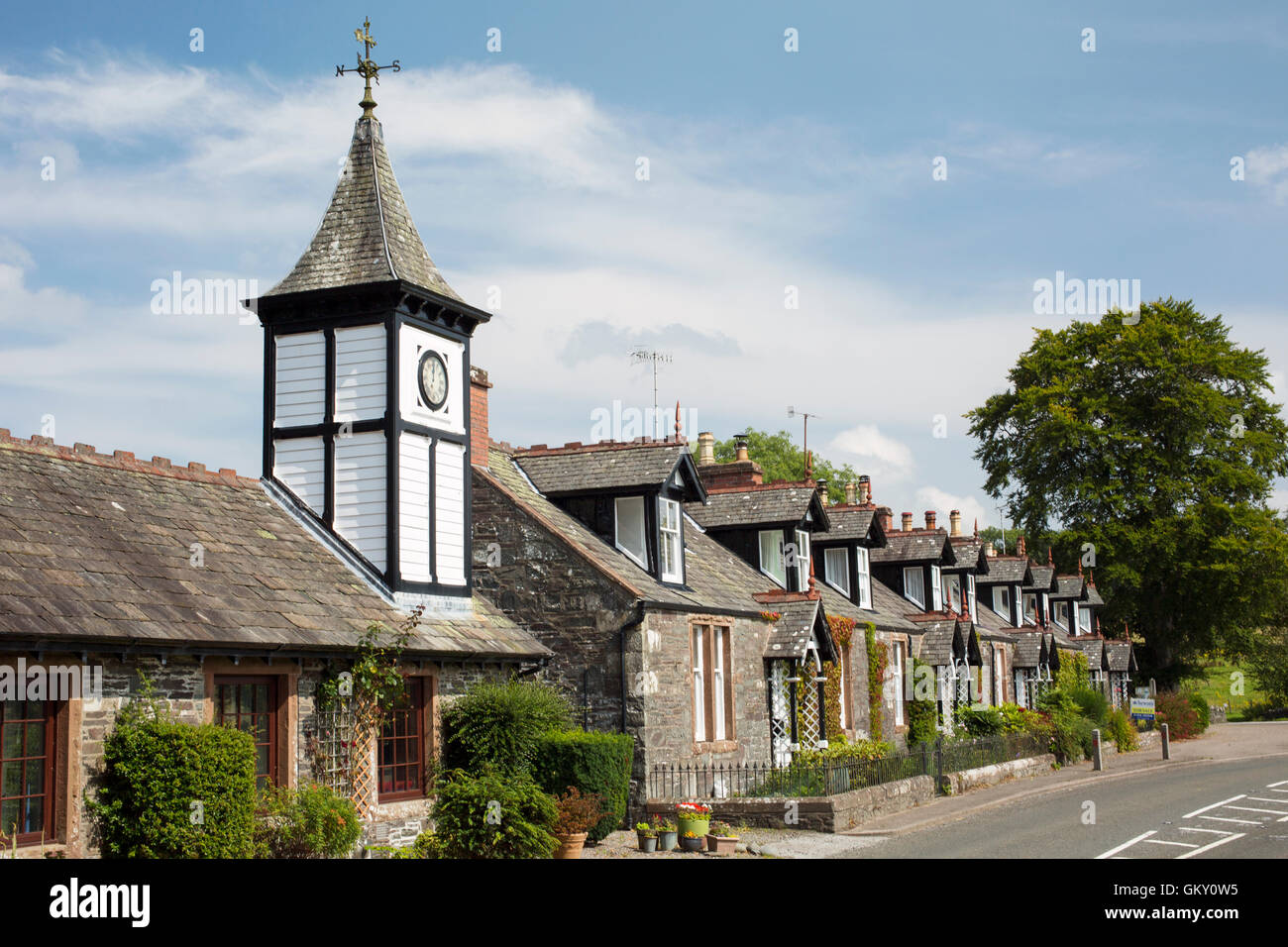 Parton Dorf, ein terrassenförmig angelegte Reihe von Hütten mit dem Ende Cottage haben einen kleinen Turm auf dem Dach. in der Nähe von Castle Douglas, Schottland Stockfoto