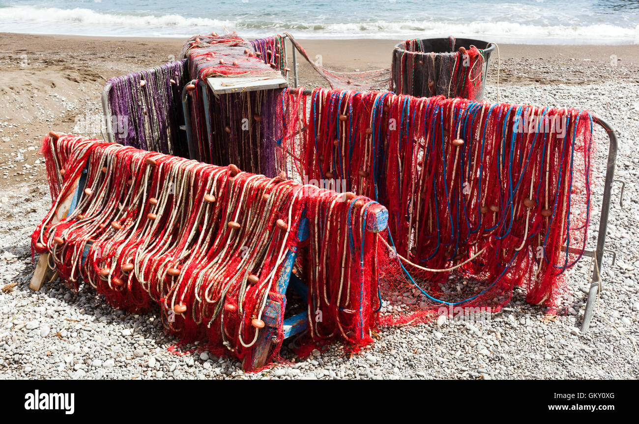 Fischernetze am Strand von Positano, Italien Stockfoto