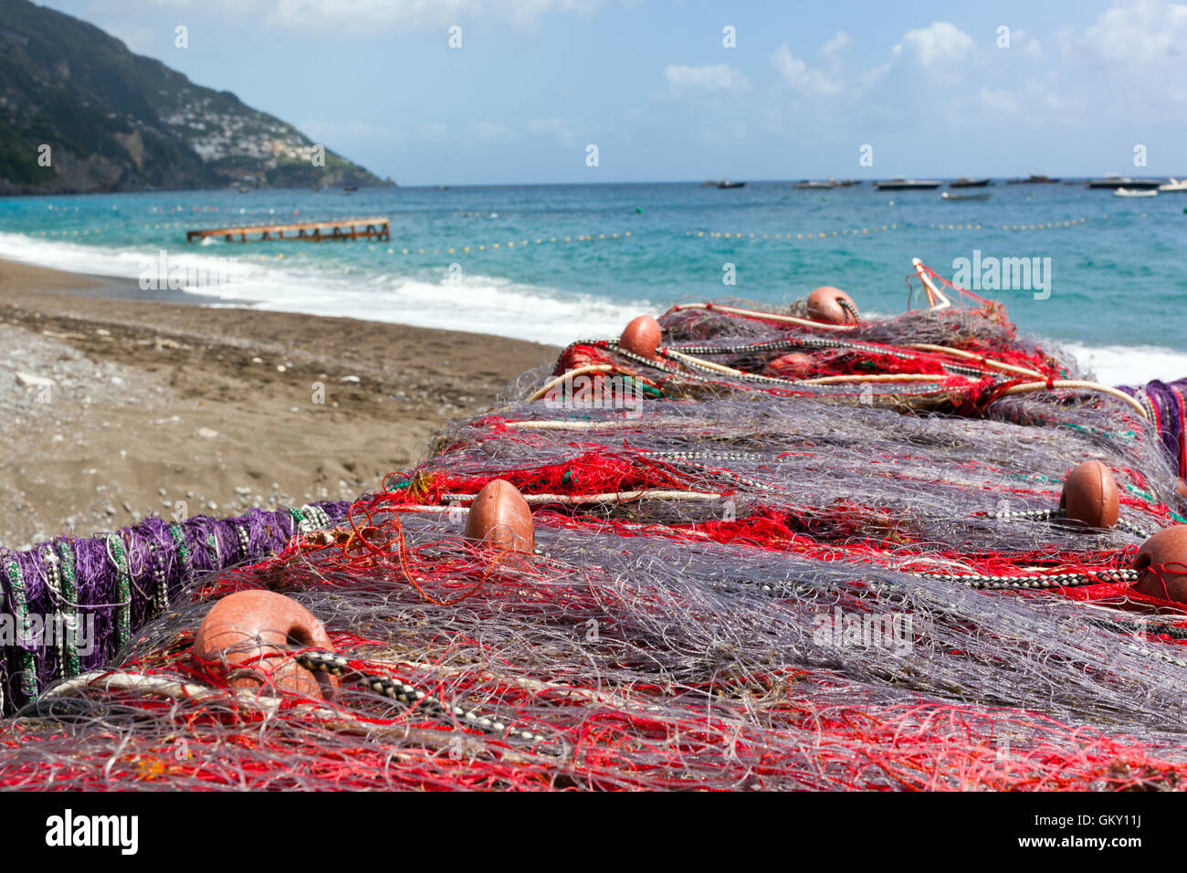 Fischernetze am Strand von Positano, Italien Stockfoto