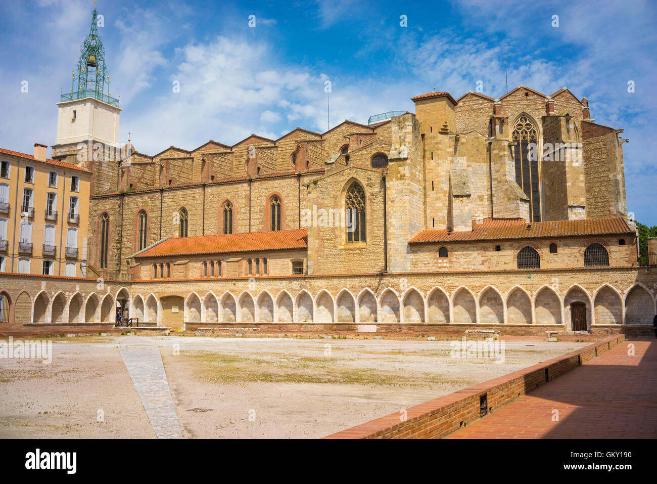 Kathedrale Saint-Jean-Le-Baptiste und Campo Santo in Perpignan, Frankreich. Stockfoto Kathedrale Saint-Jean-Le-Baptiste und Campo Santo in Perpignan, Frankreich. Stockfoto
