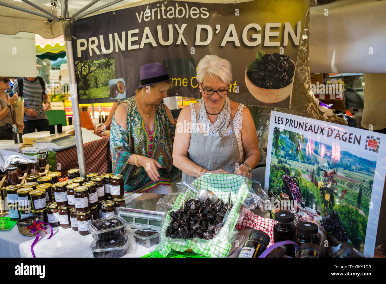 Marktstand in Saint-Rémy-de-Provence im Süden Frankreichs mit Prune Produkten Stockfoto