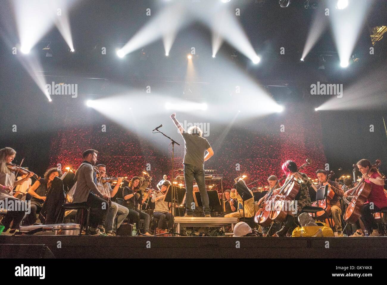 Edinburgh, Schottland. 23. August 2016. Grit ist ein Orchester-Arrangement von Greg Lawson des bahnbrechenden Albums von Martyn Bennett. Es wird im Rahmen des Edinburgh International Festival durchgeführt.  Es wird erzählt von David Hayman und verfügt über Sänger einschließlich der Auerhahn Karen Matheson Credit: Richard Dyson/Alamy Live News Stockfoto