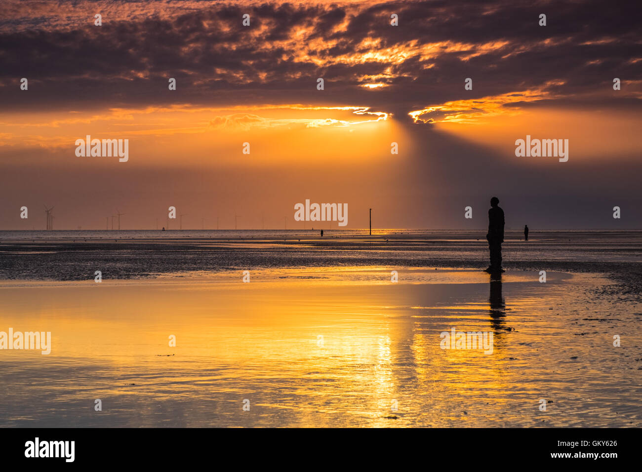 Crosby Strand, Merseyside, England. 23. August 2016. Die berühmten Eisernen Männer beobachten auf wenn die Sonne auf Crosby Strand im Nordwesten von England auf Dienstag, 23. August 2016 untergeht. Bildnachweis: Christopher Middleton/Alamy Live-Nachrichten Stockfoto