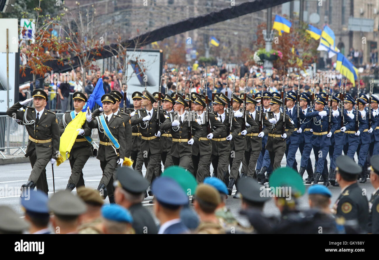 Kiew, Ukraine. 24. August 2016. Soldaten des Regiments des Präsidenten der Ukraine während der Militärparade in Kiew, dem Unabhängigkeitstag der Ukraine gewidmet. Ukraine feiert 25-jähriges Jubiläum der Unabhängigkeit. Bildnachweis: Oleksandr Prykhodko/Alamy Live-Nachrichten Stockfoto