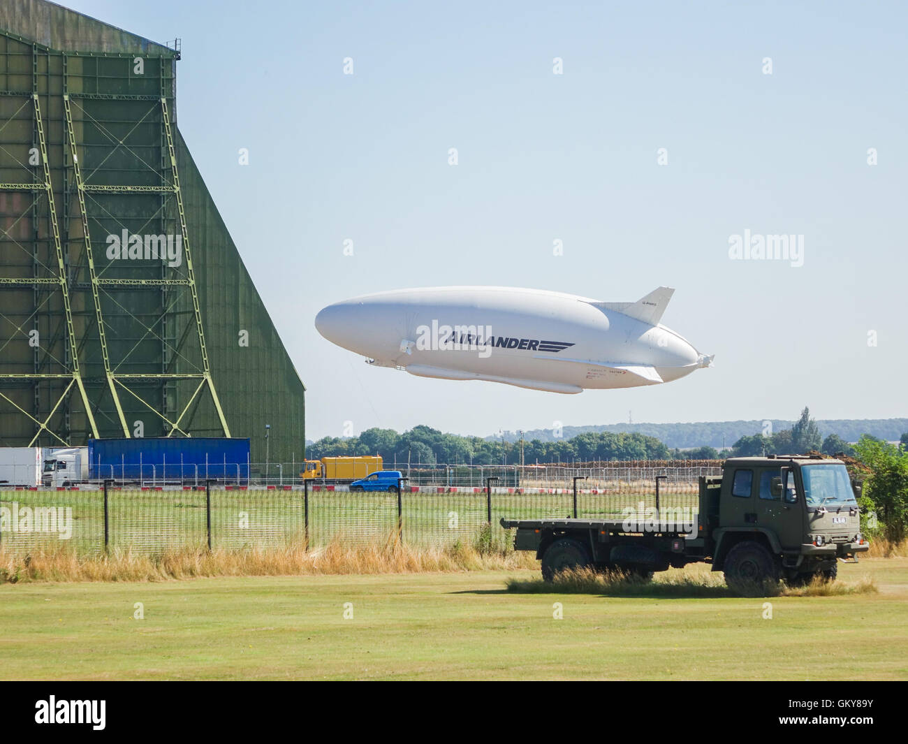 Bedfordshire, UK. 24. August 2016, Flüge The Hybrid Air Fahrzeuge (HAV) Airlander 10 im Test über die Bedfordshire und Hertfordshire Landschaft. Ausziehen aus der historischen RAF Cardington Hangars ist ein breit-geschältes Luftschiff mit zusätzlichen Flügel und Leitwerke, er fliegt mit aerostatischen und aerodynamischen Auftrieb. Angetrieben von vier Diesel-Motor angetrieben kanalisierten Propeller, ist es das größte heute fliegende Flugzeug.  Innerhalb der nächsten Stunde hatte dieses Flugzeug Absturz landete an der Talstation, einige Schäden an das Cockpit. Bildnachweis: Mick Flynn/Alamy Live-Nachrichten Stockfoto