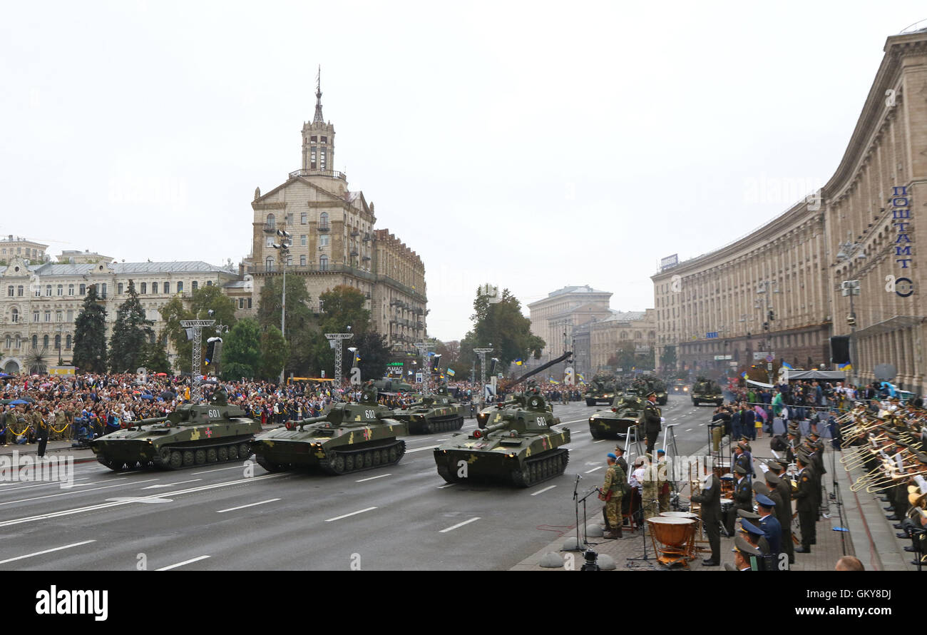 Kiew, Ukraine. 24. August 2016. Militärische Ausrüstung der Streitkräfte der Ukraine weiter Khreschatyk Straße im Zentrum von Kiew Stadt während einer Militärparade, dem Unabhängigkeitstag der Ukraine gewidmet. Ukraine feiert 25-jähriges Jubiläum der Unabhängigkeit. Bildnachweis: Oleksandr Prykhodko/Alamy Live-Nachrichten Stockfoto