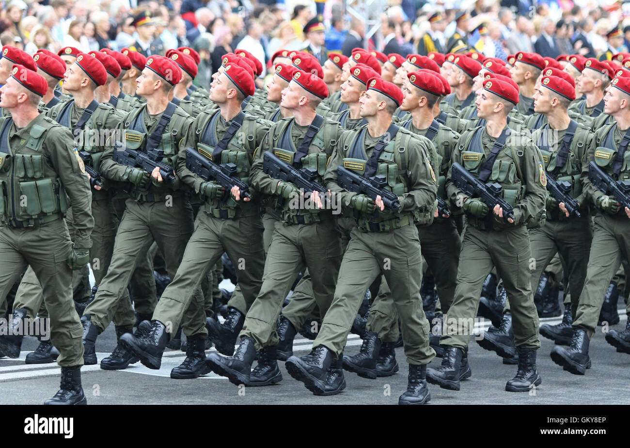 Kiew, Ukraine. 24. August 2016. Soldaten der Nationalgarde der Ukraine während der Militärparade in Kiew, dem Unabhängigkeitstag der Ukraine gewidmet. Ukraine feiert 25-jähriges Jubiläum der Unabhängigkeit. Bildnachweis: Oleksandr Prykhodko/Alamy Live-Nachrichten Stockfoto