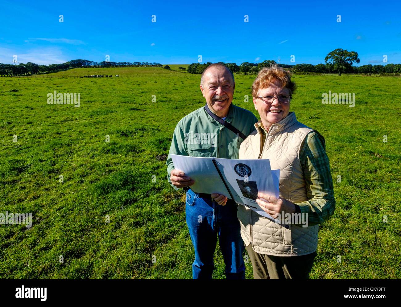 Strathaven, Lanarkshire, Schottland, Großbritannien. 24. August 2016. Amerikanisches Ehepaar machen 6000 Meile Reise nach Strathaven, Familiengeschichte und Verknüpfung mit 1943 Luft verfolgen crash Barry und Vicki Graham aus Yankton, South Dakota auf eine Familiengeschichte-Besuch in Schottland werden ergriffen, um die Absturzstelle 1943 B-17 in Strathaven, Lanarkshire.  Vickis Onkel Mearl C Waswick wurde der Schweif Kanonier auf der Flying Fortress.  Sie wurden gezeigt, dass die Website von 84 Jahre alten Archie Watt, die den Absturz erlebt im Alter von 11 Jahren. Bildnachweis: Andrew Wilson/Alamy Live-Nachrichten Stockfoto